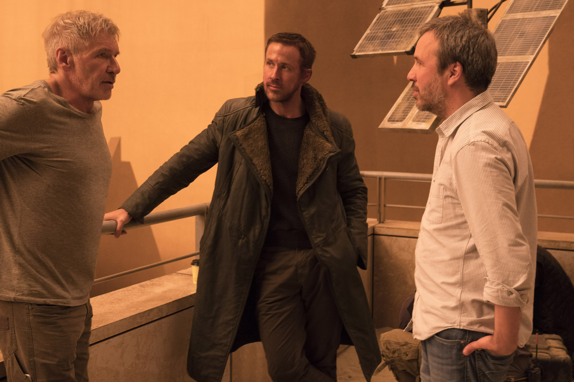 Harrison Ford, Ryan Gosling a Denis Villeneuve při natáčení filmu Blade Runner 2049
