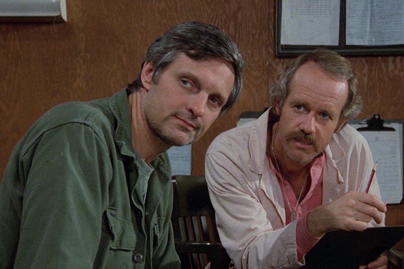 Alan Alda, Mike Farrell