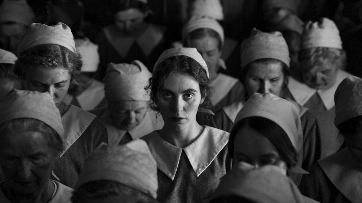 Jeden z nejkrutějších filmů posledních let je online. Dívka s jehlicí otestuje, co všechno vydržíte