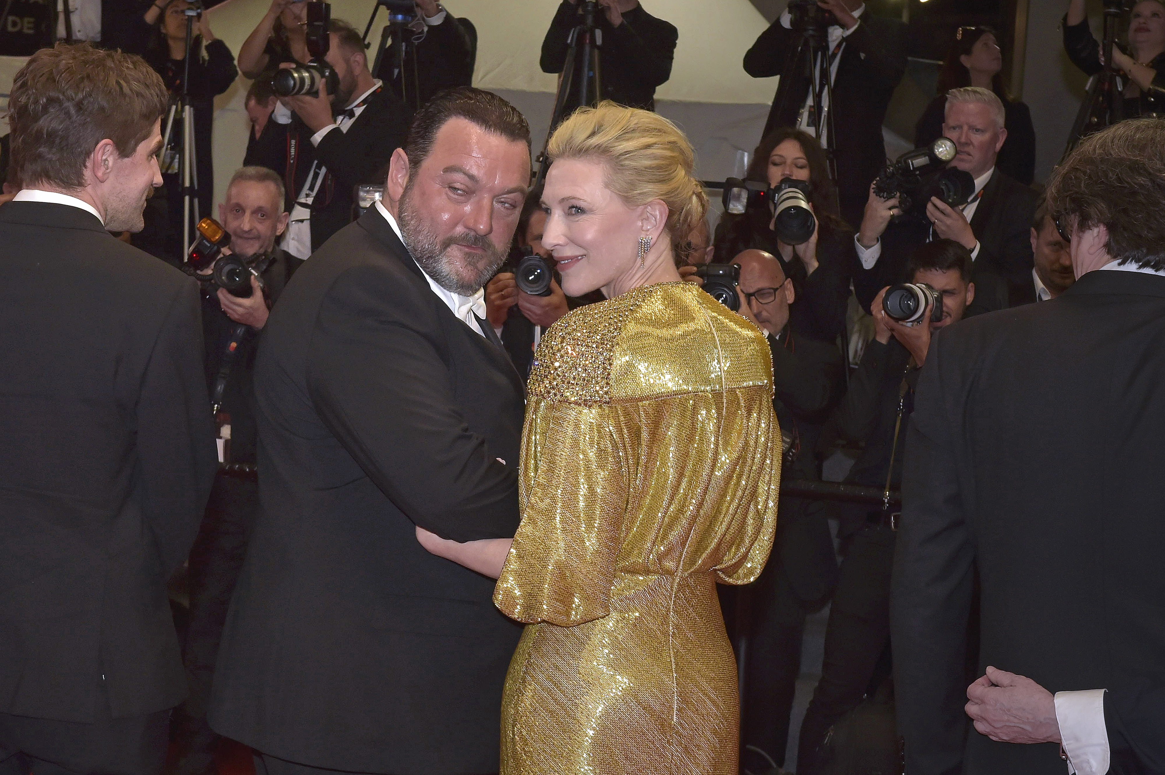 Denis Ménochet a Cate Blanchett na premiéře filmu Drby.