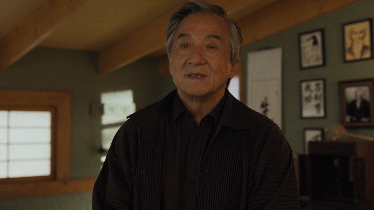 Jackie Chan si v 71 letech na natáčení vykloubil rameno. Co následovalo, vystihuje akční legendu