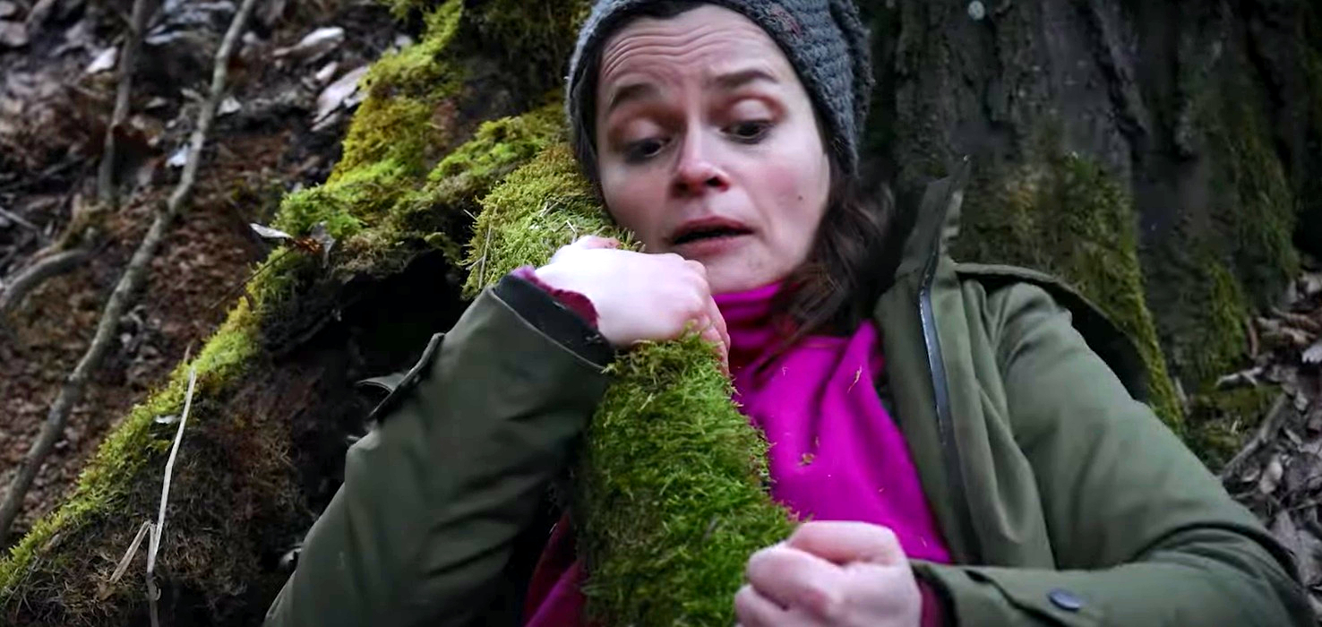 Bába pod kořenem se dočkala vlastního filmu. Trailer je ještě šílenější, než byste čekali