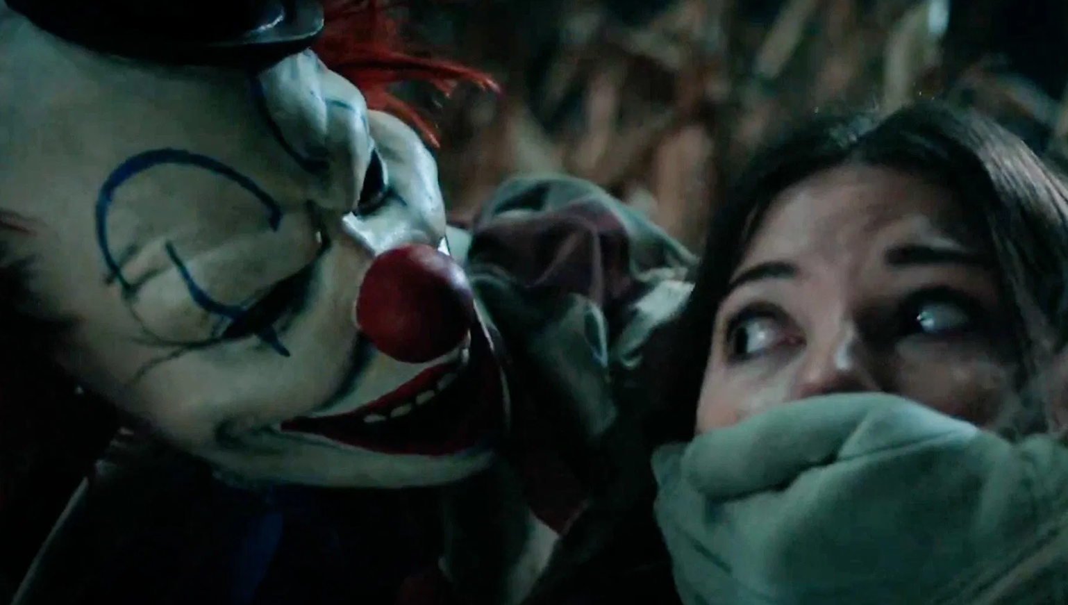 Klaun v kukuřičném poli