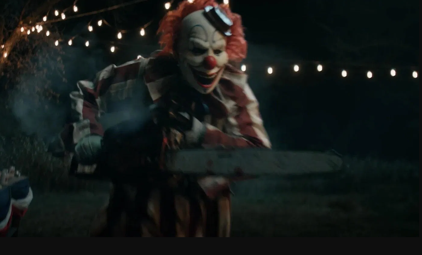 Klaun v kukuřičném poli