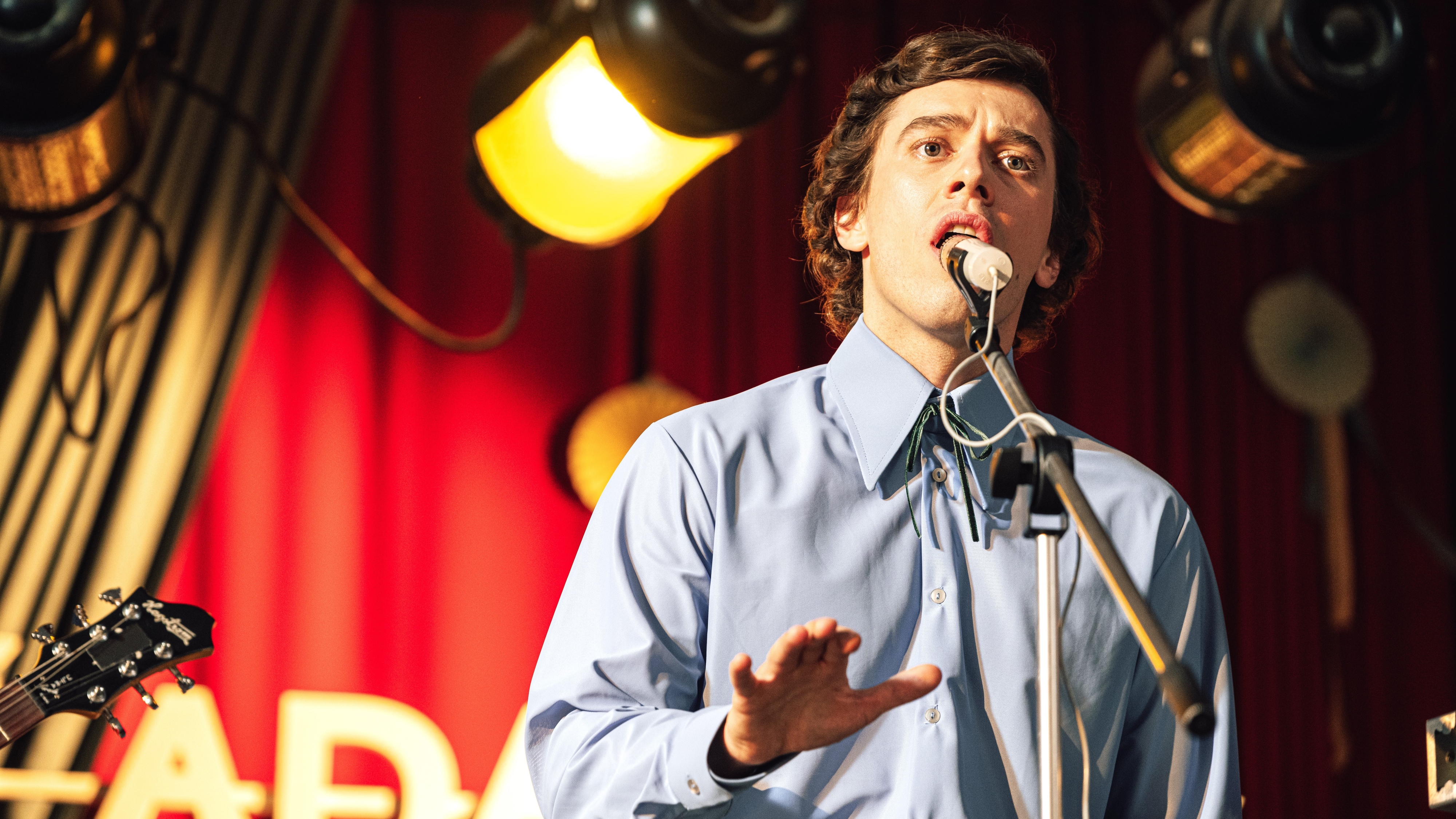 Vojtěch Kotek jako Karel Gott. Trailer k Duchoňovi ukazuje stinnou stránku socialistického showbyznysu