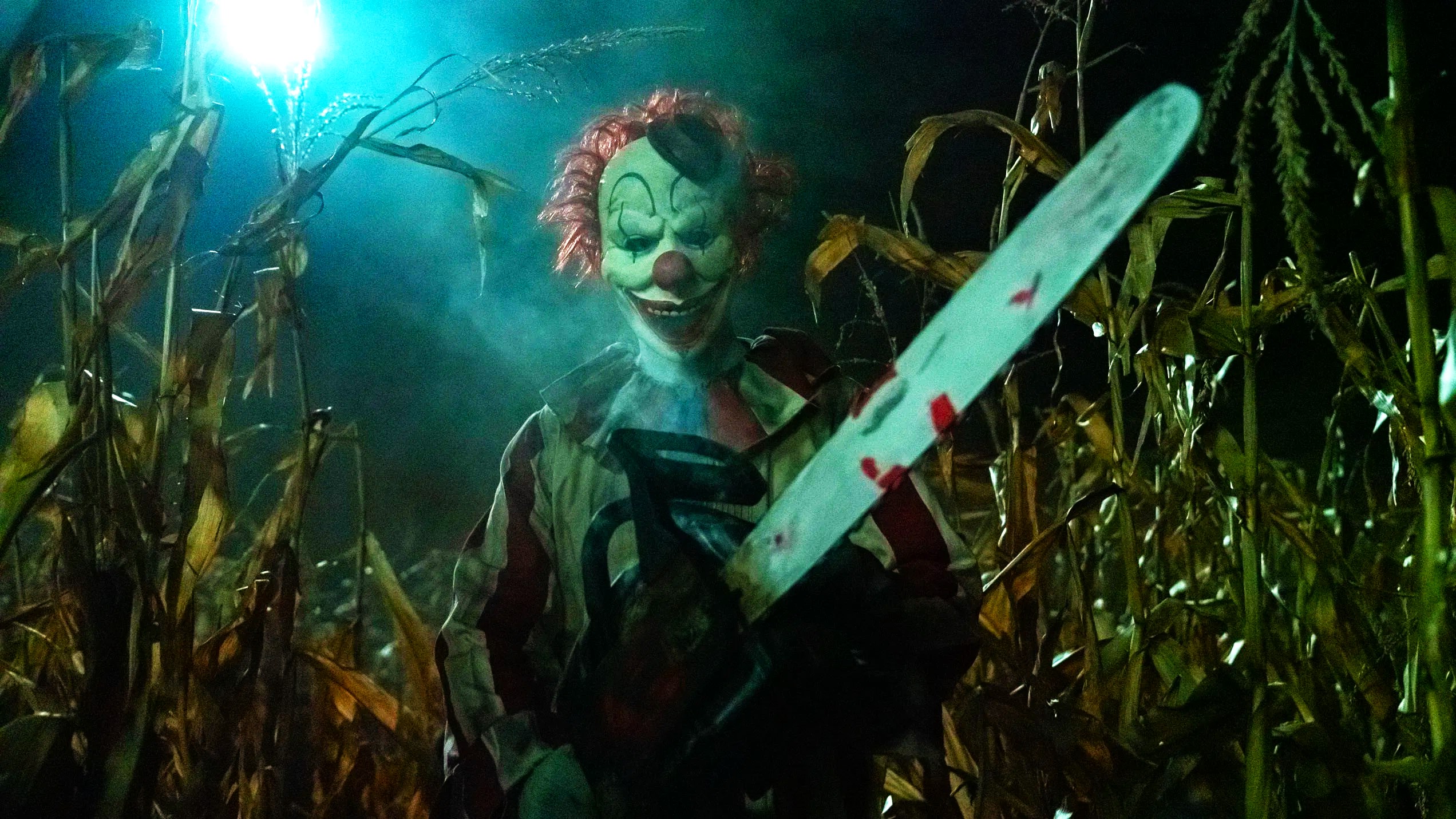 Klaun v kukuřičném poli