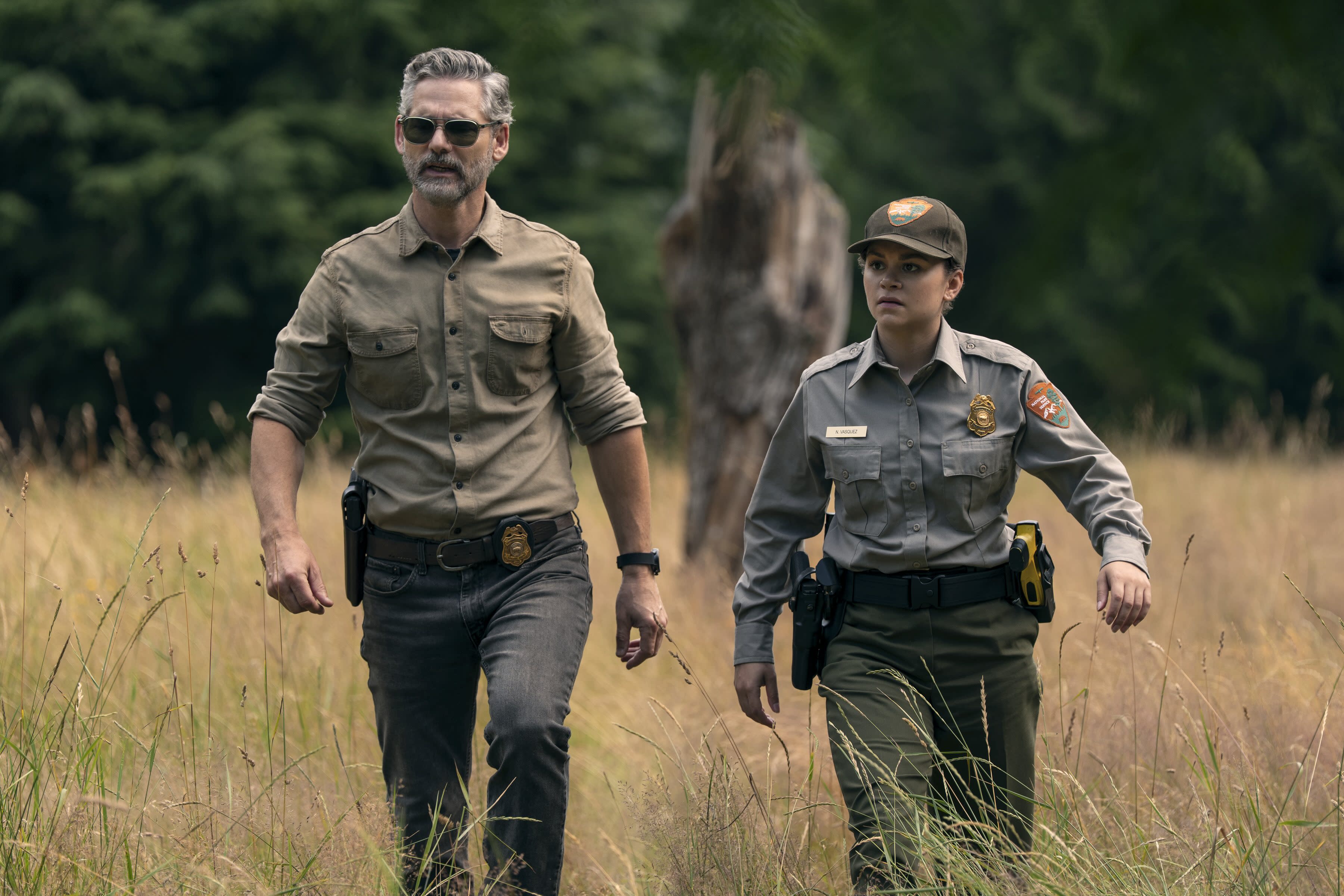 V srdci krásné divočiny bují Živel. Hvězdy Tróji a Jurského parku září v traileru na napínavou krimi