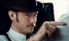 Jude Law se podruhé ocitne v roli Dr. Watsona už v říjnu