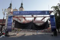 Za školou 1: Landa zmlátil Hanzlíka, bouře roztrhala plátna