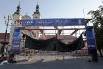 Za školou 1: Landa zmlátil Hanzlíka, bouře roztrhala plátna