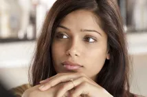 Freida Pinto - Poznáš muže svých snů (2010), Obrázek #2