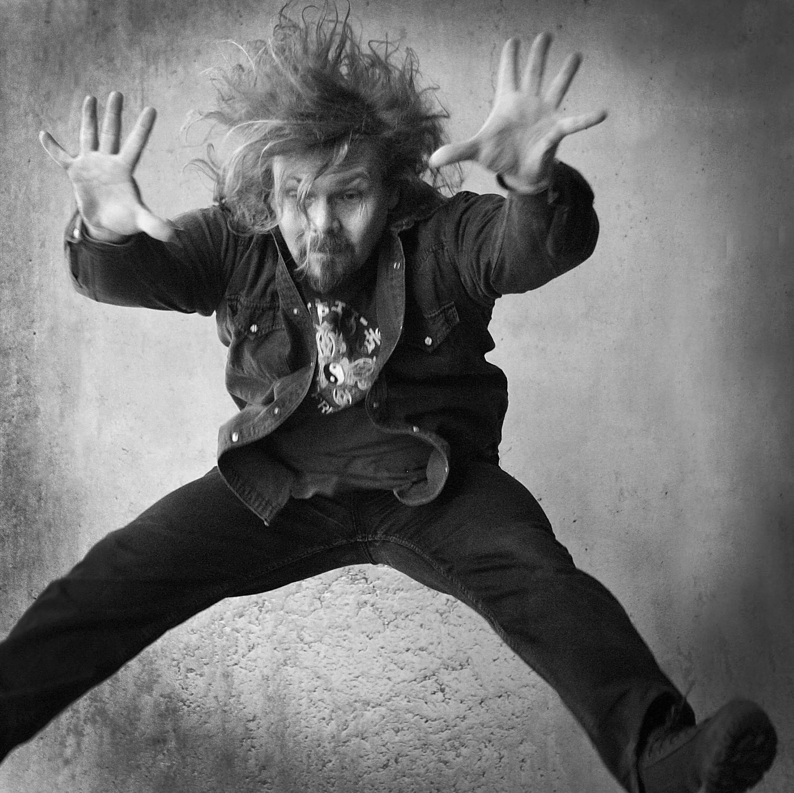 petr-vachler-zijeme-casto-zivoty-tech-druhych-3