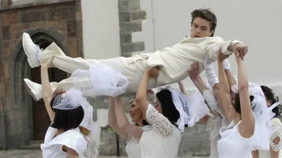 hudebni-velkofilm-v-perine-odtajnil-prvnich-jedenact-minut-1