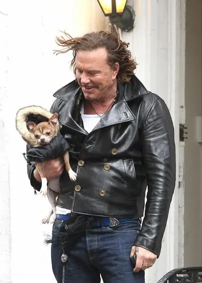 colin-farrell-krade-psy-kvuli-sedmi-psychopatum-1