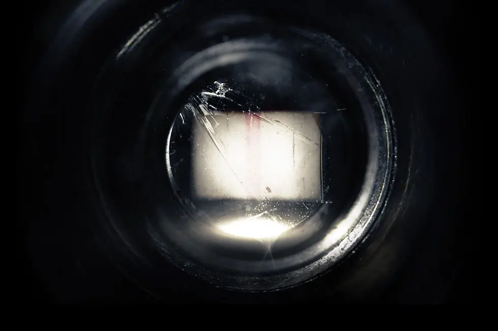 Nový stylový plakát k Super 8 poprvé odhaluje podobu mimozemšťanů (tak trochu)