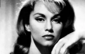 Zemřela první bondgirl