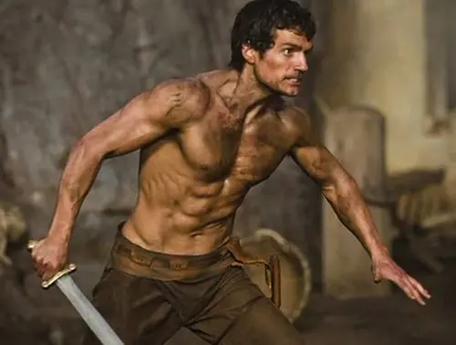 dalsim-muzem-z-oceli-bude-henry-cavill-2