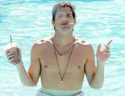 Staré končí, nové začíná: Charlie Sheen skončil pod vlakem, Ashton Kutcher jásá nad tučnou odměnou