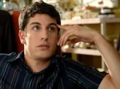 Jason Biggs se nebojí černého humoru