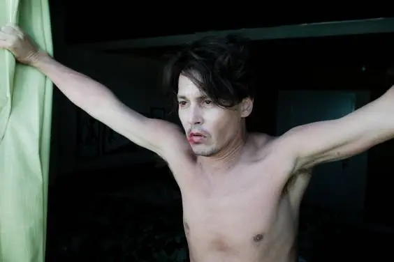 recenze-rumovy-denik-se-utapi-ve-zmatenem-scenari