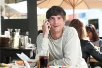 Ashton Kutcher se vyrovnává s rozvodem "podezřele" dobře