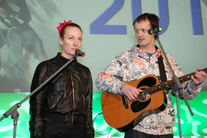 lucerna-si-brousi-zuby-na-lvy-laska-bollywood-peter-nagy-eva-a-vasek-1