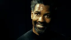 Denzel Washington pokukuje po dvou zbraních