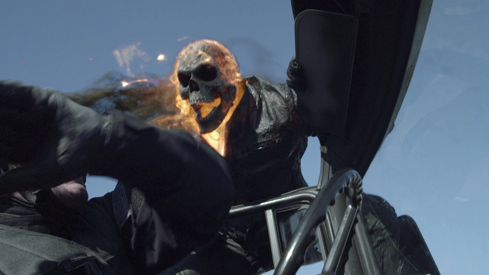 Ghost Rider 2: Nicolas Cage a Idris Elba řádí v nových klipech (VIDEO)