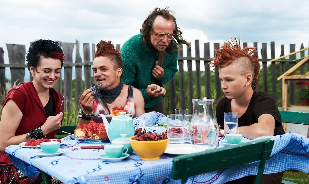 recenze-ctyri-slunce-ve-dvou-pribezich-ktere-se-ne-a-ne-protnout