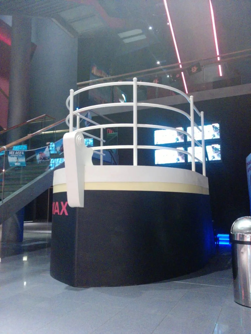 divaci-si-mohou-poridit-vlastni-fotku-z-nejromantictejsi-sceny-titanicu-1