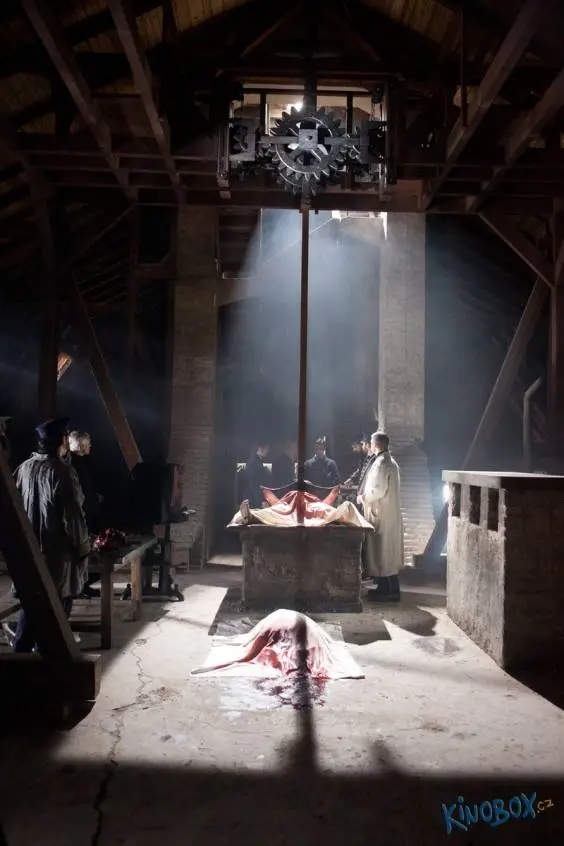 recenze-havran-ktery-se-zoufale-rozmachl-nad-tremi-staletimi-1