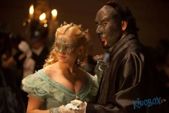 recenze-havran-ktery-se-zoufale-rozmachl-nad-tremi-staletimi-2