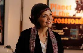 Snesitelný výkon Katie Holmes?