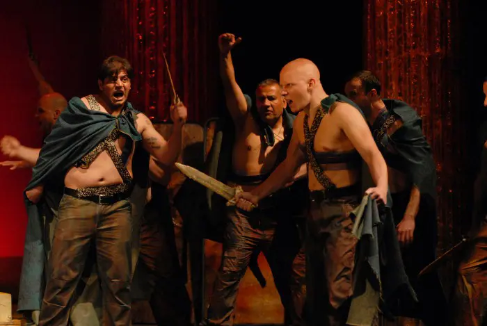 Caesar musí zemřít. Všechny postavy zahráli vězni z římského vězení!