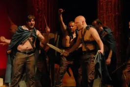 Caesar musí zemřít. Všechny postavy zahráli vězni z římského vězení!