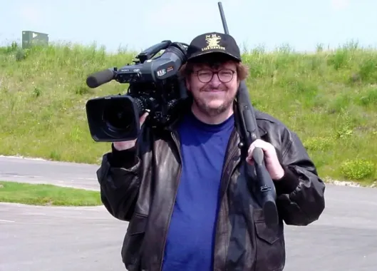 Michael Moore o masakru v Auroře: "Zbraně nezabíjí lidi, Američané ano"