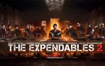 Expendables 2 v akci: Jízda ve Smartu, boj s helikoptérou a zázračný prst (VIDEO, CZ titulky)