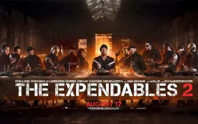 Expendables 2 v akci: Jízda ve Smartu, boj s helikoptérou a zázračný prst (VIDEO, CZ titulky)