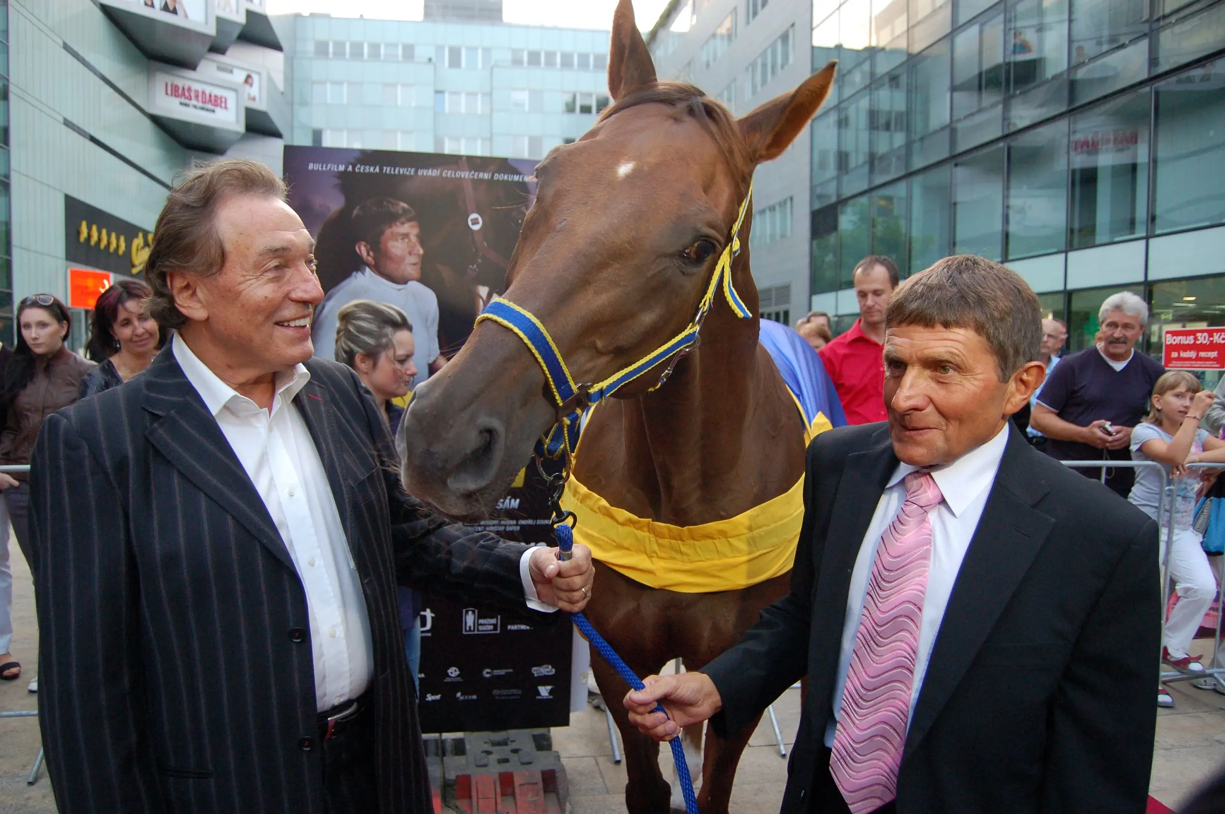 Hvězda Decent Fellow, vítěz Velké pardubické 2006, Josef Váňa a Karel Gott