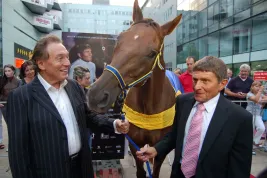 Hvězda Decent Fellow, vítěz Velké pardubické 2006, Josef Váňa a Karel Gott