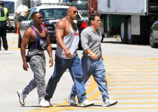 Marky Mark a Dwayne The Rock na prvním oficiálním plakátu k novince Michaela Baye Pain and Gain