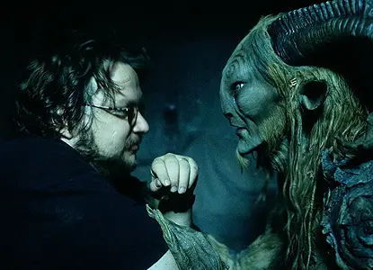 del-toro-otvira-knihu-zivota