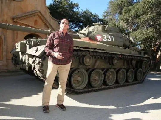 Arnie Schwarzenegger odteď nejspíš bude jezdit výhradně v tanku