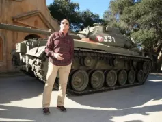 Arnie Schwarzenegger odteď nejspíš bude jezdit výhradně v tanku