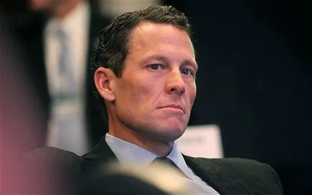 Lance Armstrong si možná opět zazávodí. Jak na silnici, tak u soudu.