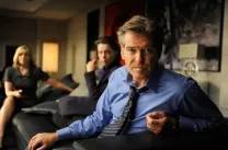 Pierce Brosnan roztočí kolečka špinavé politiky a korupce v Belfastu