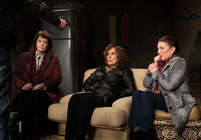 Hašišbába se učí na stará kolena dělat dealera. A naděluje dárky! (soutěž)