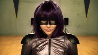 Kick-Ass 2 má první plakát a necenzurovaný trailer s bláznivým superhrdinou Jimem Carreym
