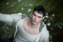 Hvězda Twilight ságy Kellan Lutz procvičí svaly jako Tarzan a Herkules