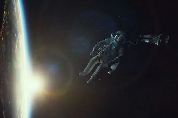 Sci-fi Gravitace s Georgem Clooneym a Sandrou Bullock se připomíná plakátem a teaserem